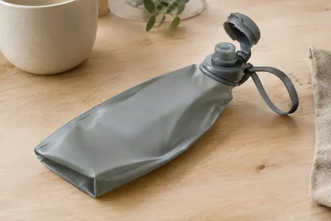 Gourde pliable grise HydraPak Stow avec bouchon rabattable, embout en silicone et anse flexible